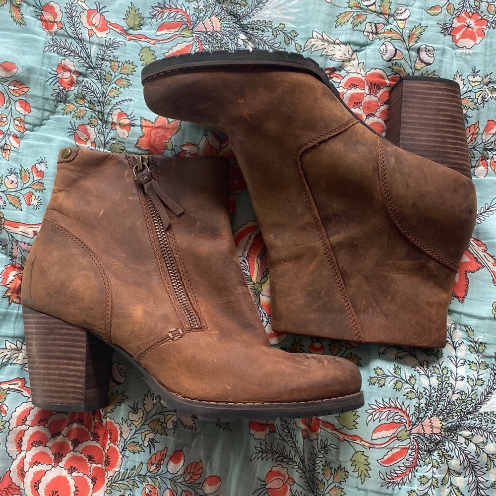 Clarks Indigo Mid Boots